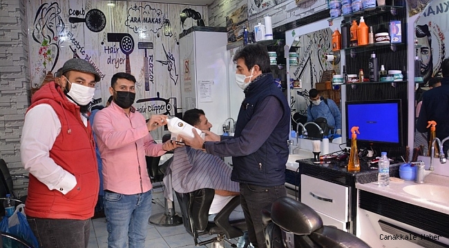 Ergani Belediyesinden kuaförlere maske ve dezenfektan desteği