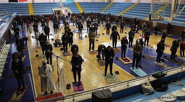 Erzurum'da cuma namazı spor salonlarında kılındı