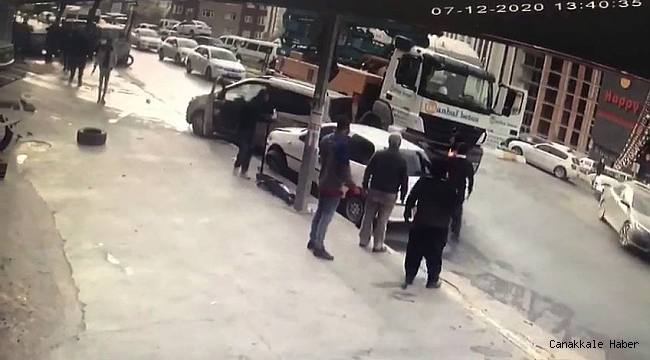 Esenyurt&#039;ta iş makinesi ticari araca çarptı, o anlar kamerada