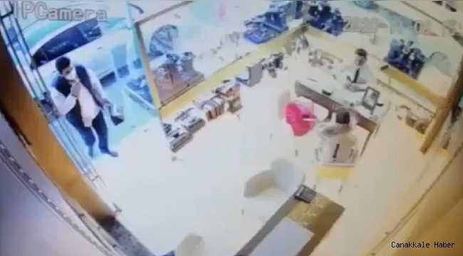 Etiler'de bileziklerini bozduran kadına hırsızlık şoku kamerada