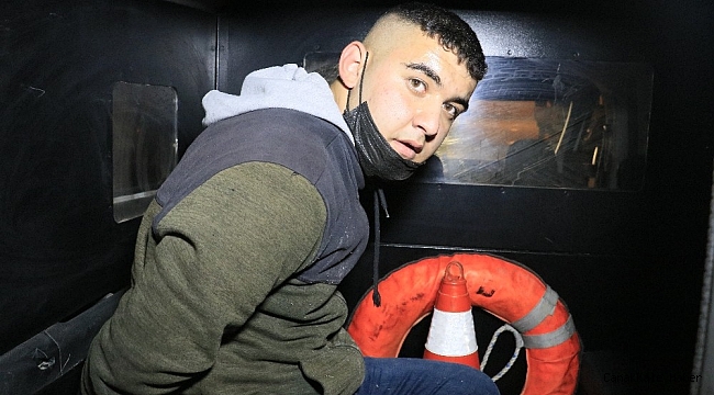 Ev kurşunladılar, bir kişiyi yaraladılar, araba çalıp kaçtıkları sırada yakalandılar