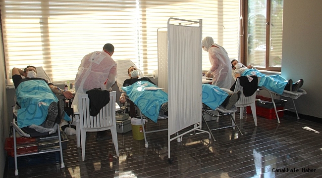 Evden çıkamadılar site bahçesinde kan bağışında bulundular