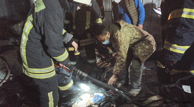 Evi yanan vatandaş, dakikalarca küllerin arasında paralarını aradı