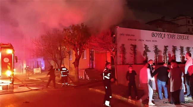 Evin çatısı alevlere teslim oldu, dumanlar gökyüzünü kapladı