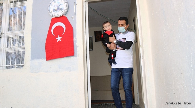 Evlat nöbetindeki baba, evinin avlusunda çocuğunun yolunu gözlüyor