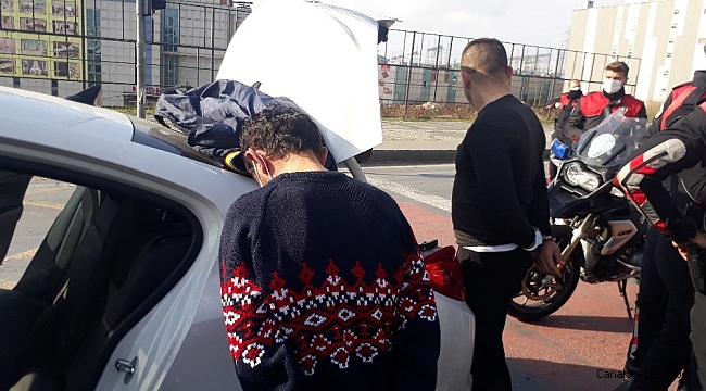 Eyüp&#039;te uygulama noktasından kaçan şahıslar Başakşehir&#039;de yakalandı