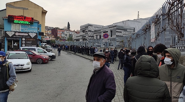 Fatih&#039;te sosyal mesafeyi hiçe sayan kuyruk