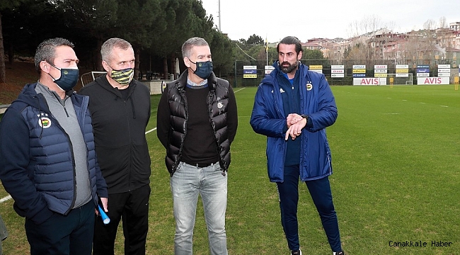 Fenerbahçe Başkanı Ali Koç, Yönetim Kurulu Üyeleri Mustafa Kemal Danabaş ve Selahattin Baki ile Sportif Direktör Emre Belözoğlu, sarı-lacivertli takımın bugünkü antrenmanını yakından takip etti.