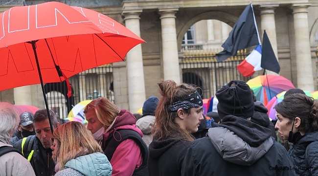 Fransa&#039;da protesto için toplanan göçmenlere Sarı Yelekliler&#039;den destek