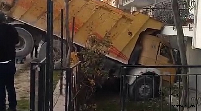Freni boşalan hafriyat kamyonu ev ve yol arasında asılı kaldı