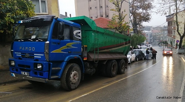 Freni boşalan kamyon, park halindeki 6 aracı biçti