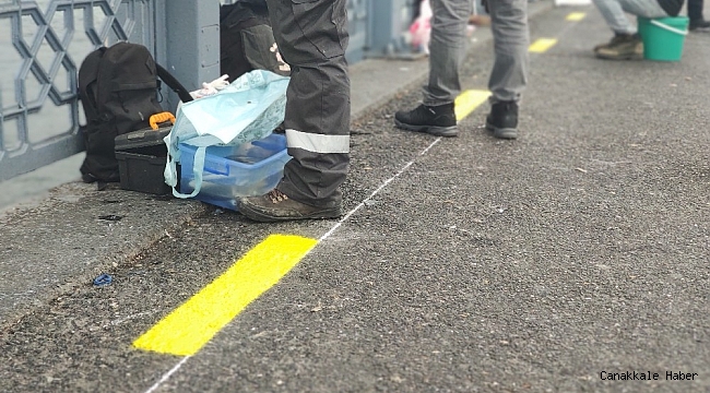 Galata Köprüsü'nde olta balıkçılarına mesafe denetimi