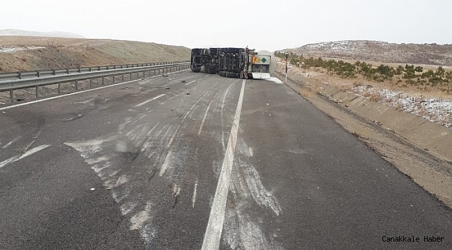 Gaz yüklü tanker devrildi, Sivas-Kayseri Karayolu trafiğe kapatıldı