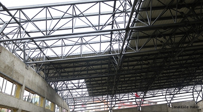 Gebze&#039;deki yüzme havuzunda çatı montajı yapılıyor
