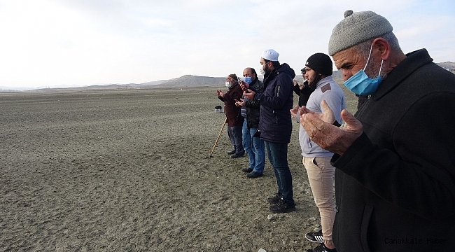 Girmeye korktukları barajın üzerinde yağmur duasına çıktılar