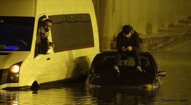 Göle dönen alt geçitte araç içinde mahsur kaldılar