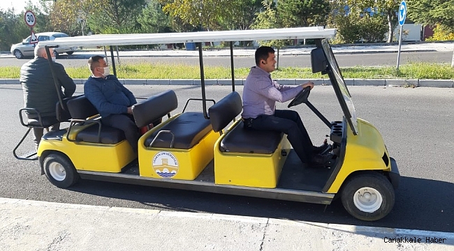Golf araçları erişebilirliğe ihtiyaç duyan çalışan ve öğrencilerin hizmetinde