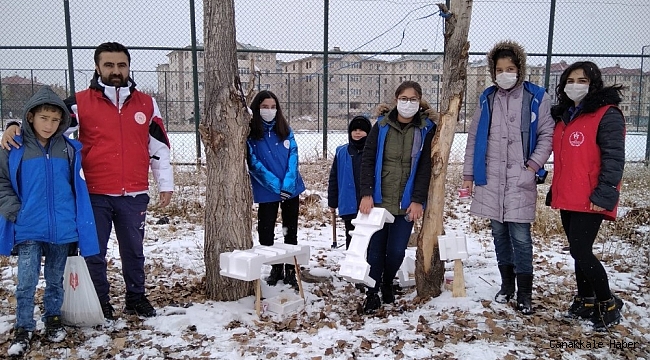 Gönüllü gençler doğadaki hayvanlara yem bıraktı