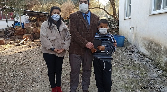 Görme engelli Orhan Can&#039;a Çerçioğlu&#039;ndan tablet hediyesi