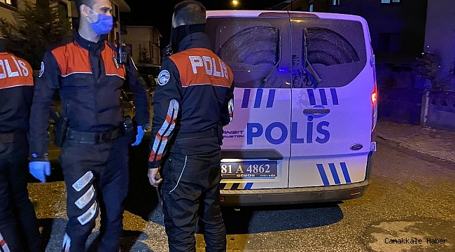 Gözaltına alınan şahıs polis aracının içinde kafesi yumrukladı