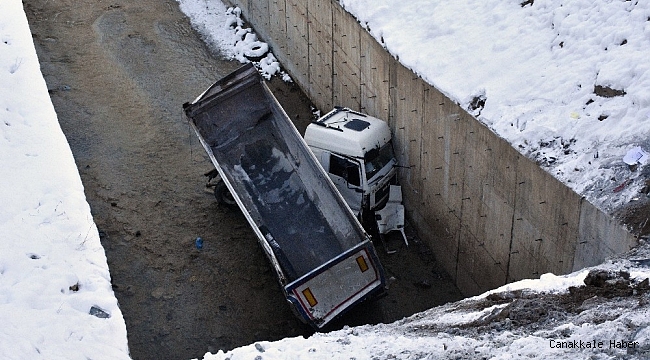 Gümüşhane&#039;de tır dere yatağına devrildi: 1 yaralı