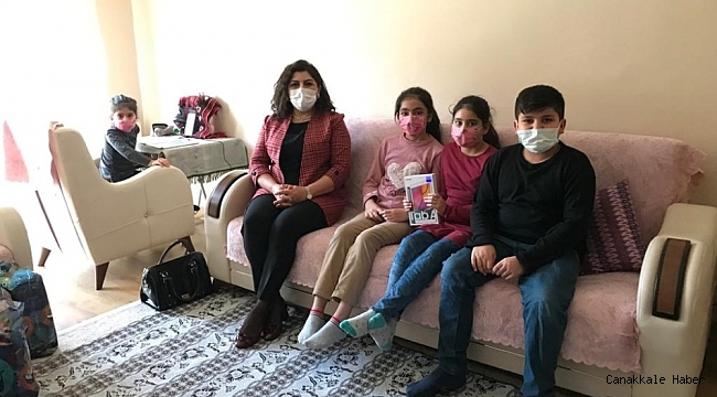 Gürel'den derslerinde başarılı olan 4 kardeşe tablet hediyesi