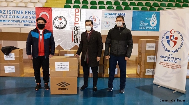 Güreş kulüplerine malzeme yardımı sürüyor