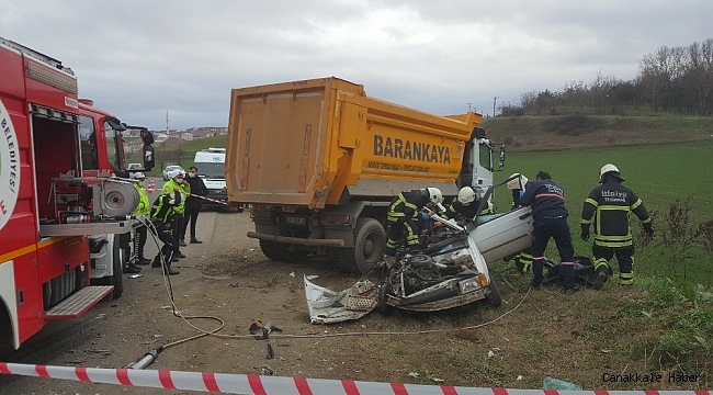 Hafriyat kamyonu otomobili biçti: 1 ölü