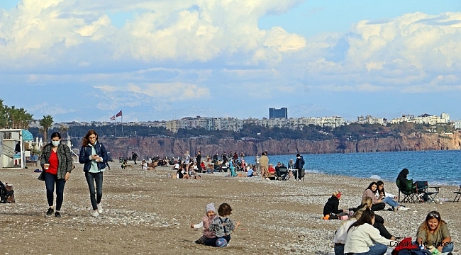 Hafta sonu sokağa çıkma kısıtlamasını duyan soluğu sahilde aldı