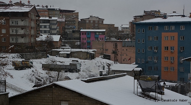 Hakkari&#039;de 59 yerleşim yeri ulaşama kapandı