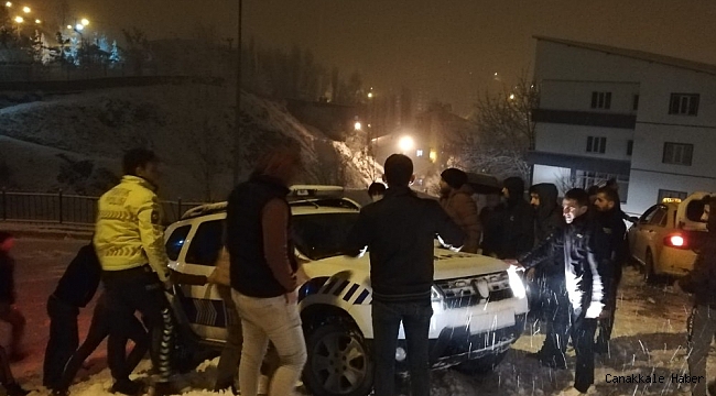 Hakkari&#039;de kar nedeniyle kayganlaşan yolda trafik kazası