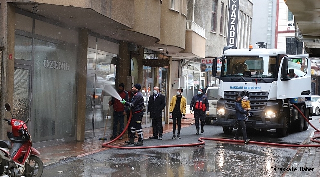 Hakkari&#039;de yollar tazyikli suyla yıkandı