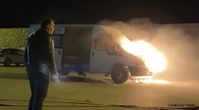 Hatay'da park halindeki minibüs alev alev yandı