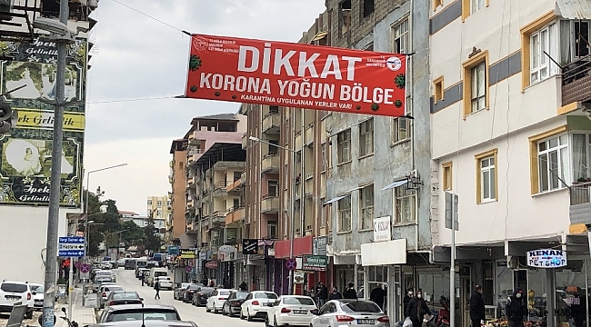 Hatay&#039;da &quot;Dikkat korona yoğun bölge&quot; yazılı afişler asıldı