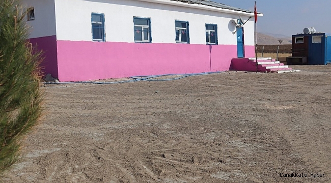 Hazro&#039;da cami, taziye evi ve okul bahçelerine döşenen parke taşı çalışmalarında sona gelindi