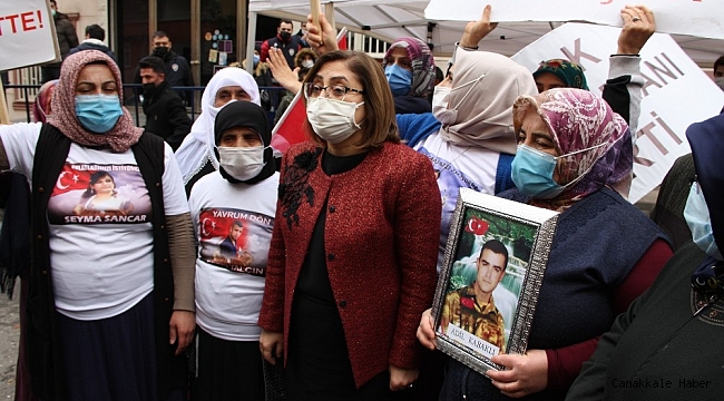 HDP önündeki aileler, Gaziantep Büyükşehir Belediye Başkanı Şahin&#039;i zılgıtlarla karşıladı