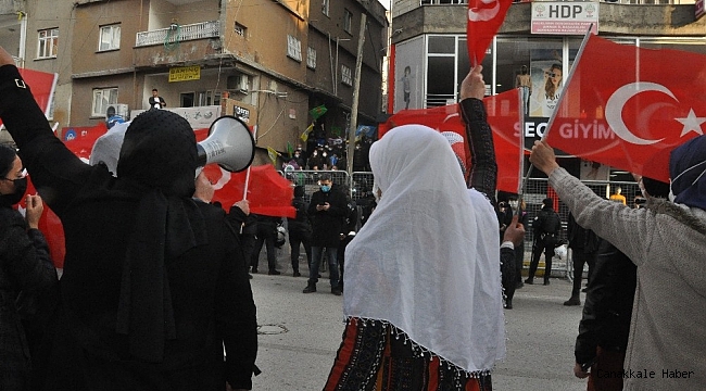 HDP&#039;liler acılı annelere taş fırlattı