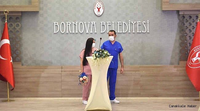 Hemşire önlüğü gelinlik, ambulans ise gelin arabası oldu