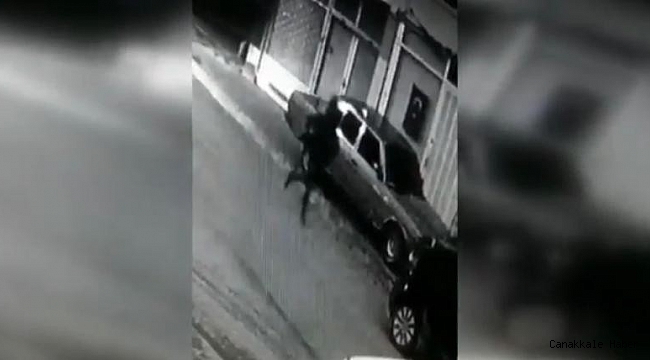 Hırsızlık yaparken ev sahibine yakalanan şüphelilerin kaçma anı kamerada