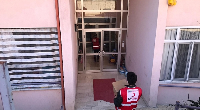 Hisarcık&#039;ta Kızılay, iş yeri kapanan esnaflara gıda kolisi dağıttı