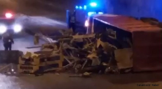 Hurda yüklü çekici devrildi; 1 yaralı