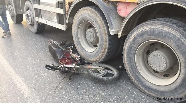 İki motosikletli yarış yaparken beton mikserine çarptı