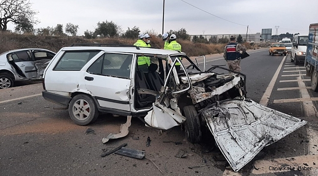 İki otomobil kafa kafaya çarpıştı: 1 ölü, 2 yaralı