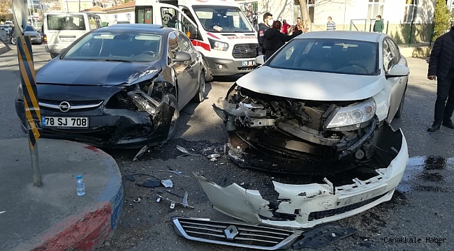 İki otomobil kavşakta çarpıştı: 2 yaralı