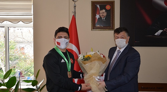 İl Müdürü Fillikçioğlu, milli güreşçi Cengiz&#039;i ödüllendirdi