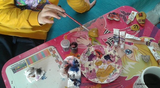 İlkokul öğrencileri, çakıl taşlarını sanat eserlerine dönüştürdü