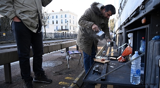 İngiltere sınırında mahsur kalan Türk şoförlerin kahvaltısı İngiltere medyasında
