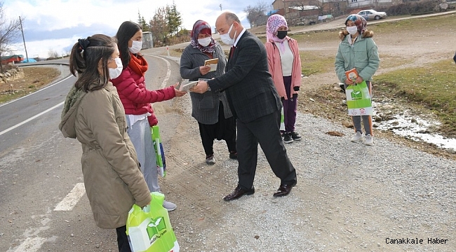 İnternet erişiminde sıkıntı yaşayan öğrencilere çalışma kitabı desteği