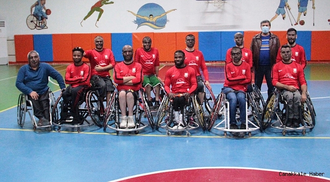 Irkçılığa karşı yüzlerini boyayarak sahaya çıktılar