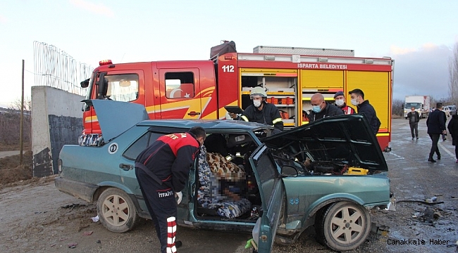 Isparta&#039;da 2 otomobil kafa kafaya çarpıştı: 1 ölü, 4 yaralı